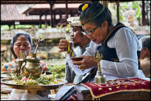 Bali-Healer-Balian-pedanda-woman