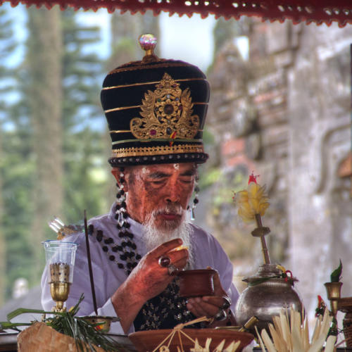 Bali-retreat-priest-temple (1)