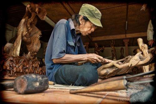 master-woodcarver-Bali